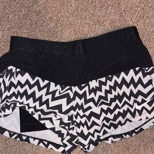 Black and White Zigzag Women's Shorts Nike size small dri fit